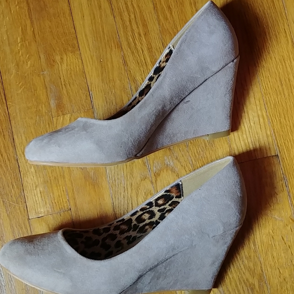 Shoes - Picture 2 of 4